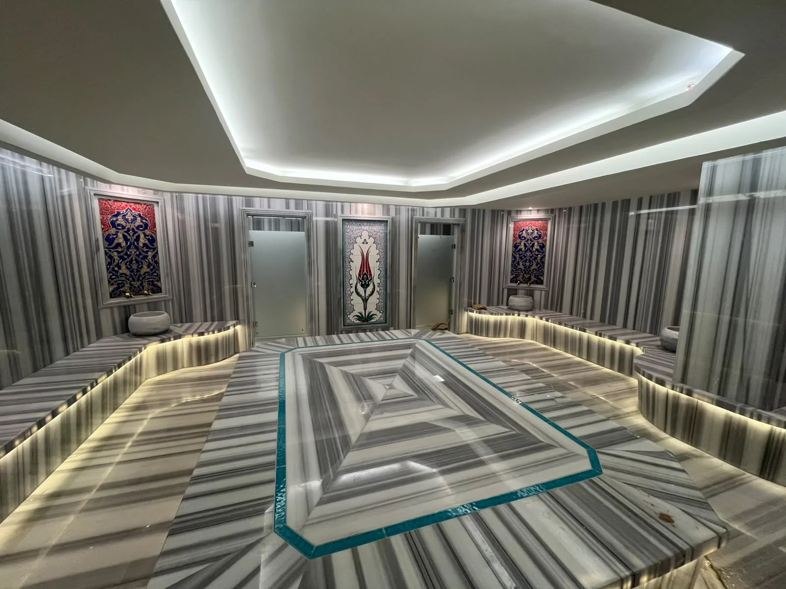 Lalinn Spa geleneksel Türk hamamı, göbek taşı ve mermer kurnalar